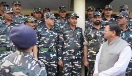 मुख्यमंत्री धामी ने बनबसा की सीमा चौकी पर एस.एस.बी. अधिकारियों व जवानों से की मुलाकात, कहा सीमाओं की सुरक्षा में तैनात हमारे जवान देश की शान