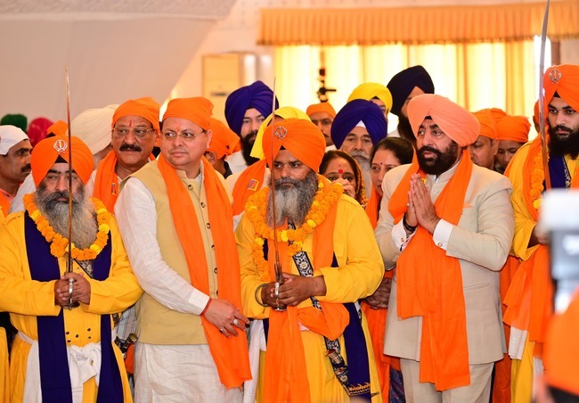 राज्यपाल और मुख्यमंत्री ने श्री हेमकुण्ट साहिब यात्रा के लिए जाने वाले प्रथम जत्थे को किया रवाना