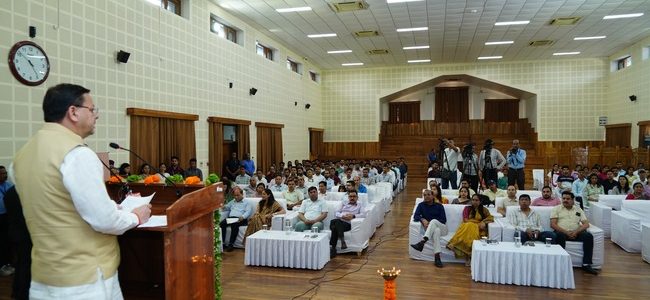 सीएम धामी ने 112 नवनियुक्त परिवहन आरक्षियों को नियुक्ति पत्र प्रदान किये, मुख्यमंत्री ने सरकारी कर्मियों को आमजन के साथ संवाद और सहयोग बनाने की नसीहत दी सीएम धामी ने 112 नवनियुक्त परिवहन आरक्षियों को नियुक्ति पत्र प्रदान किये, मुख्यमंत्री ने सरकारी कर्मियों को आमजन के साथ संवाद और सहयोग बनाने की नसीहत दी
