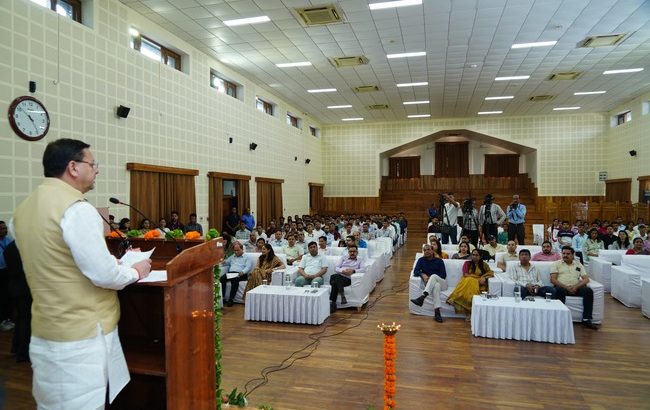 सीएम धामी ने 112 नवनियुक्त परिवहन आरक्षियों को नियुक्ति पत्र प्रदान किये, मुख्यमंत्री ने सरकारी कर्मियों को आमजन के साथ संवाद और सहयोग  बनाने की नसीहत दी