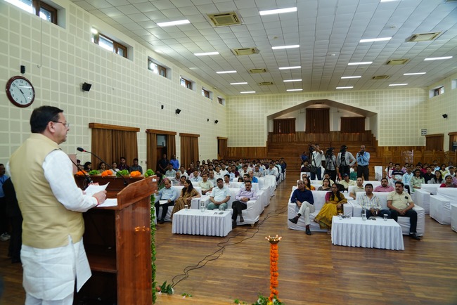 सीएम धामी ने 112 नवनियुक्त परिवहन आरक्षियों को नियुक्ति पत्र प्रदान किये, मुख्यमंत्री ने सरकारी कर्मियों को आमजन के साथ संवाद और सहयोग  बनाने की नसीहत दी
