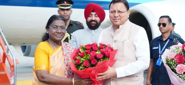 राष्ट्रपति द्रौपदी मुर्मु के उत्तराखण्ड आगमन पर जौलीग्रांट एयरपोर्ट में राज्यपाल गुरमीत सिंह और सीएम धामी ने उनका स्वागत एवं अभिनंदन किया राष्ट्रपति द्रौपदी मुर्मु के उत्तराखण्ड आगमन पर जौलीग्रांट एयरपोर्ट में राज्यपाल गुरमीत सिंह और सीएम धामी ने उनका स्वागत एवं अभिनंदन किया