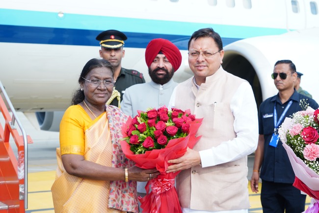 राष्ट्रपति द्रौपदी मुर्मु के उत्तराखण्ड आगमन पर जौलीग्रांट एयरपोर्ट में राज्यपाल गुरमीत सिंह और सीएम धामी ने उनका स्वागत एवं अभिनंदन किया