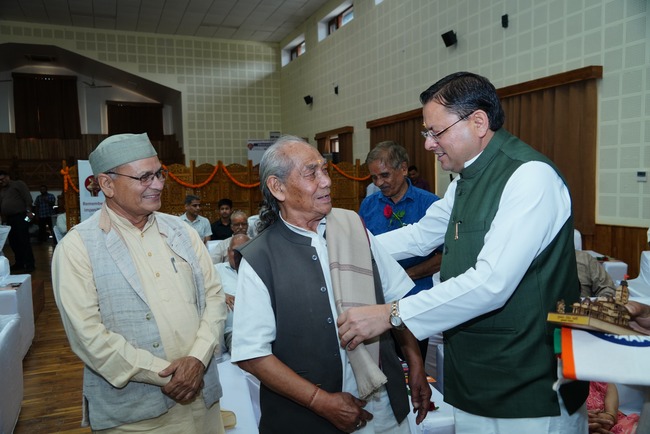 सीएम धामी ने आपातकाल के लोकतंत्र सेनानियों के मुद्दों के तत्परता से निस्तारण के लिए शासन स्तर पर नोडल अधिकारी नामित करने के निर्देश दिए, मानसून सत्र में लोकतंत्र सेनानियों के कल्याण व हित में अधिनियम लाया जाएगा