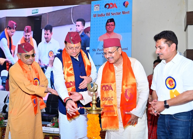 सीएम धामी ने देहरादून में आयोजित ऑल इण्डिया ऑइल सैक्टर मीट कार्यक्रम में प्रतिभाग किया, कहा प्राकृतिक संसाधन किसी भी राष्ट्र को आगे ले जाने में महत्वपूर्ण भूमिका निभाते हैं