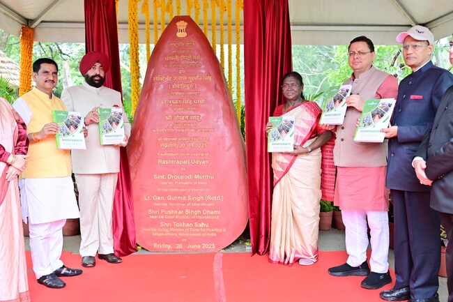 राष्ट्रपति द्रौपदी मुर्मु ने देहरादून में राष्ट्रपति तपोवन और राष्ट्रपति निकेतन के उद्घाटन समारोह में भाग लिया, राष्ट्रीय दृष्टि दिव्यांगजन सशक्तिकरण संस्थान का भी दौरा किया