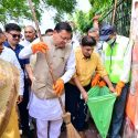 मुख्यमंत्री ने एक पेड़ मां के नाम अभियान के तहत किया पौधारोपण, स्वच्छता अभियान में भी शामिल हुए मुख्यमंत्री धामी