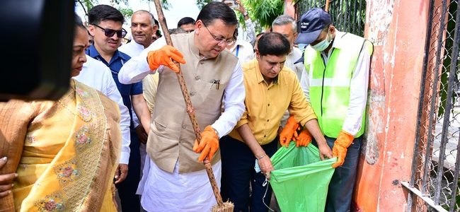 मुख्यमंत्री ने एक पेड़ मां के नाम अभियान के तहत किया पौधारोपण, स्वच्छता अभियान में भी शामिल हुए मुख्यमंत्री धामी