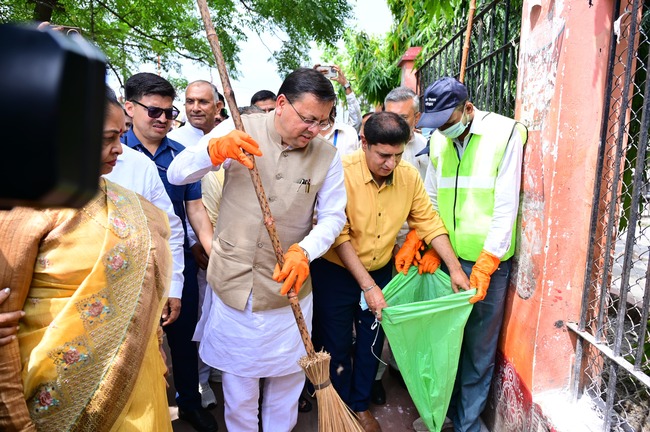 मुख्यमंत्री ने एक पेड़ मां के नाम अभियान के तहत किया पौधारोपण, स्वच्छता अभियान में भी शामिल हुए मुख्यमंत्री धामी