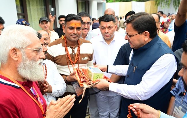 मुख्यमंत्री ने टनकपुर से कैलाश मानसरोवर यात्रा के पहले दल को  हरी झंडी दिखाकर किया रवाना, देवभूमि से शिवधाम की ओर पहला कदम, मुख्यमंत्री  ने किया कैलाश मानसरोवर यात्रा का शुभारंभ