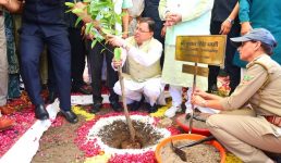 हरेला पर्व पर राज्यव्यापी पौधारोपण कार्यक्रम में मुख्यमंत्री ने रोपा रुद्राक्ष का पौधा, हरेला का त्योहार मनाओ, धरती मां का ऋण चुकाओ थीम पर किया गया पौधारोपण