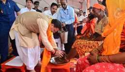 मुख्यमंत्री धामी ने कावंडियों के पांव धोकर शिव भक्तों का किया स्वागत, हरिद्वार आये कांवडियों एवं शिव भक्तों पर हैलीकॉफ्टर से हुई पुष्प वर्षा