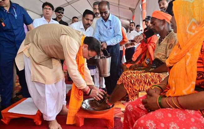मुख्यमंत्री धामी ने कावंडियों के पांव धोकर शिव भक्तों का किया स्वागत, हरिद्वार आये कांवडियों एवं शिव भक्तों पर हैलीकॉफ्टर से हुई पुष्प वर्षा