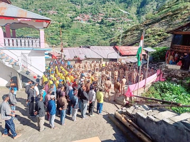 आपदा के दुःख के बीच धराली में राहत एवं बचाव कार्यों में जुटे कर्मियों ने किया ध्वजारोहण, मृतकों की आत्मा की शांति के लिए दो मिनट का मौन भी रखा