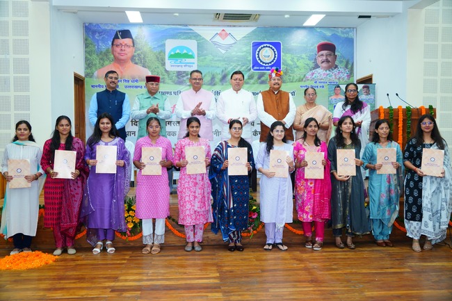 Uttarakhand मुख्यमंत्री ने 187 विभिन्न पदों पर चयनित अभ्यर्थियों को नियुक्ति पत्र वितरित किए, कहा ईमानदारी, निष्ठा, पारदर्शिता और कर्तव्यनिष्ठा के साथ कार्य करें