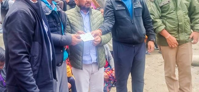 धराली में 98 आपदा प्रभावित परिवारों को मिली पांच-पांच लाख रुपये की तत्कालिक सहायता, सीएम धामी के निर्देश पर प्रभावितों को दिए गए चेक