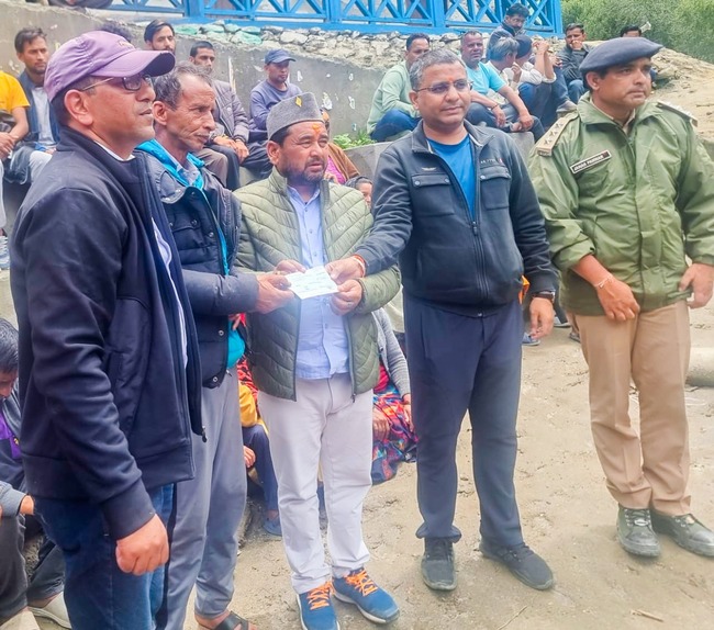 धराली में 98 आपदा प्रभावित परिवारों को मिली पांच-पांच लाख रुपये की तत्कालिक सहायता, सीएम धामी के निर्देश पर प्रभावितों को दिए गए चेक