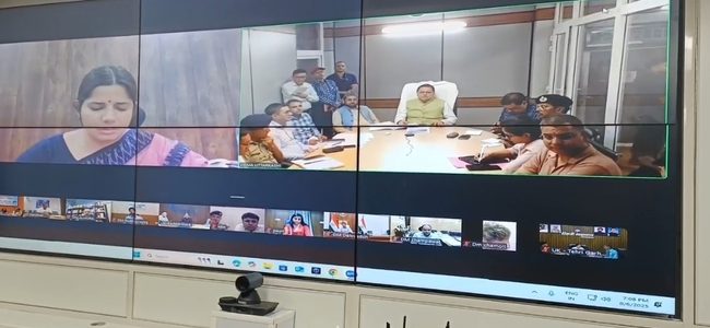 सीएम धामी ने धराली-हर्षिल में गतिमान राहत एवं बचाव कार्यों की स्मार्ट कंट्रोल रूम उत्तरकाशी में समीक्षा की, दूसरे जिलों के जिलाधिकारी भी रहे मौजूद सीएम धामी ने धराली-हर्षिल में गतिमान राहत एवं बचाव कार्यों की स्मार्ट कंट्रोल रूम उत्तरकाशी में समीक्षा की, दूसरे जिलों के जिलाधिकारी भी रहे मौजूद