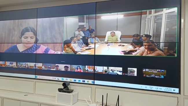 सीएम धामी ने धराली-हर्षिल में गतिमान राहत एवं बचाव कार्यों की स्मार्ट कंट्रोल रूम उत्तरकाशी में समीक्षा की, दूसरे जिलों के जिलाधिकारी भी रहे मौजूद
