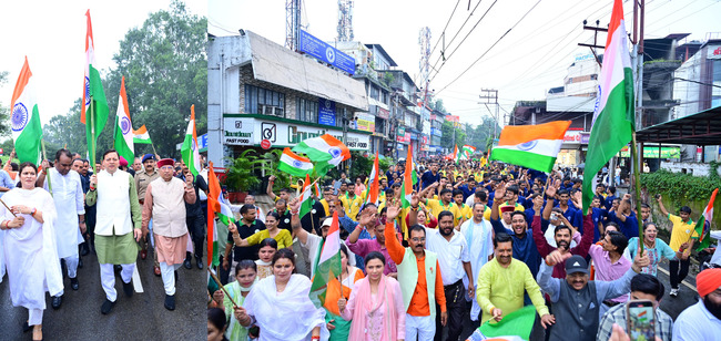 सीएम धामी ने जनप्रतिनिधियों, हजारों की संख्या में युवाओं, छात्र- छात्राओं, महिलाओं एवं बच्चों के साथ तिरंगा यात्रा का नेतृत्व किया