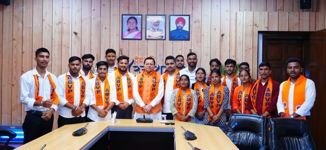 मुख्यमंत्री धामी से मंगलवार को अखिल भारतीय विद्यार्थी परिषद (ABVP) के देहरादून जनपद के विभिन्न महाविद्यालयों के विजयी प्रत्याशियों ने भेंट की