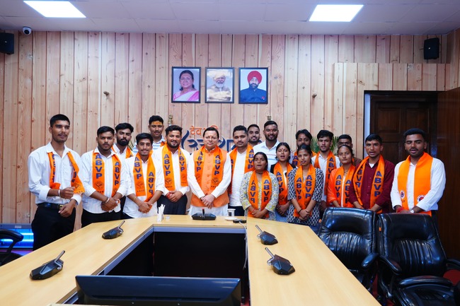 मुख्यमंत्री धामी से मंगलवार को अखिल भारतीय विद्यार्थी परिषद (ABVP) के देहरादून जनपद के विभिन्न महाविद्यालयों के विजयी प्रत्याशियों ने भेंट की