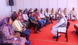 देहरादून में पीएम मोदी ने आपदा प्रभावितों से मुलाकात की, उत्तराखंड के लिए 1200 करोड़ रुपये की वित्तीय सहायता का किया ऐलान