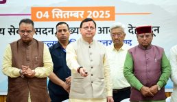 Uttarakhand मुख्यमंत्री ने वरिष्ठ नागरिकों, दिव्यांगजनों से किया संवाद, कहा सभी जनपदों में खोले जाएंगे वृद्ध आश्रम