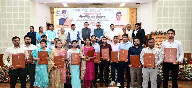 धामी सरकार ने चार साल में दी 25 हजार सरकारी नौकरियां, सख्त नकल विरोधी कानून लागू होने के बाद नहीं हुआ एक भी भर्ती परीक्षा पेपरलीक धामी सरकार ने चार साल में दी 25 हजार सरकारी नौकरियां, सख्त नकल विरोधी कानून लागू होने के बाद नहीं हुआ एक भी भर्ती परीक्षा पेपरलीक