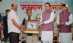 सीएम धामी ने साहित्यकार शैलेश मटियानी, गिरीश तिवारी, शेरदा अनपढ़,  हीरा सिंह राणा, सोमवारी लाल उनियाल व अतुल शर्मा को उत्तराखंड दीर्घकालीन साहित्य सेवी सम्मान से सम्मानित किया