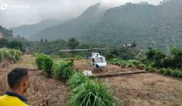 Dehradun आपदा के बीच खेतों में हेलीकॉप्टर उतारकर लोगों को राहत पहुंचा रहा प्रशासन, 60 परिवारों पर आ गया था  संकट