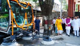मुख्यमंत्री धामी ने नगर निगम देहरादून द्वारा संचालित वैक्यूम बेस्ड रोड स्वीपिंग मशीन का फ्लैग ऑफ किया, कहा देहरादून को स्वच्छ एवं प्रदूषण रहित बनाने के लिए तकनीक के माध्यम से सफाई व्यवस्था को सुदृढ़ किया जा रहा है