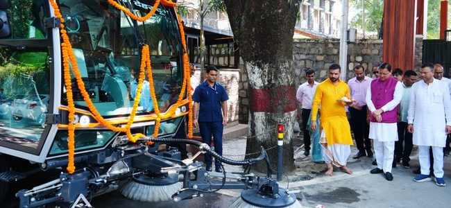 मुख्यमंत्री धामी ने नगर निगम देहरादून द्वारा संचालित वैक्यूम बेस्ड रोड स्वीपिंग मशीन का फ्लैग ऑफ किया, कहा देहरादून को स्वच्छ एवं प्रदूषण रहित बनाने के लिए तकनीक के माध्यम से सफाई व्यवस्था को सुदृढ़ किया जा रहा है