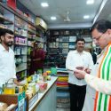 मुख्यमंत्री धामी ने जनता से की अपील, अधिक से अधिक अपनाएँ स्वदेशी उत्पाद, खादी ग्रामोद्योग भवन से की खरीदारी