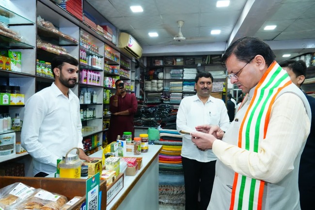 मुख्यमंत्री धामी ने जनता से की अपील, अधिक से अधिक अपनाएँ स्वदेशी उत्पाद, खादी ग्रामोद्योग भवन से की खरीदारी