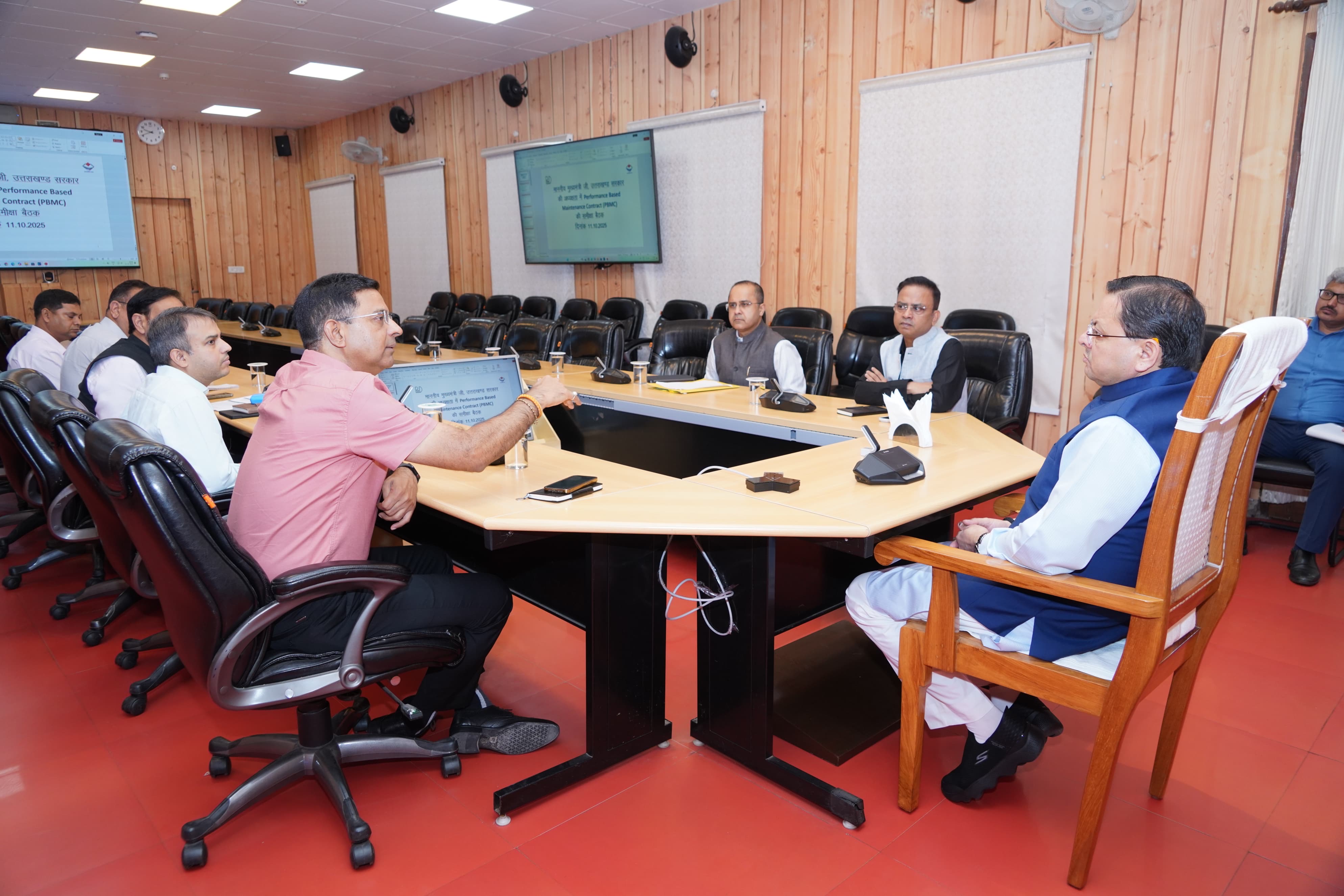 Uttarakhand मुख्यमंत्री पुष्कर सिंह धामी ने की उच्च स्तरीय बैठक, अधिकारियों को प्रदेश की सभी सड़कों को शीघ्र गड्ढा मुक्त करने के निर्देश