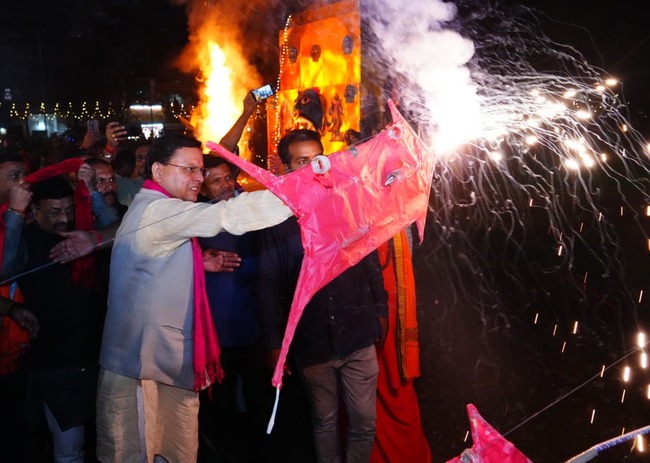 सीएम धामी विजयदशमी पर दशहरा महोत्सव व रावण दहन में हुए शामिल, कहा अयोध्या में राम मंदिर युग का सबसे बड़ा सांस्कृतिक गौरव