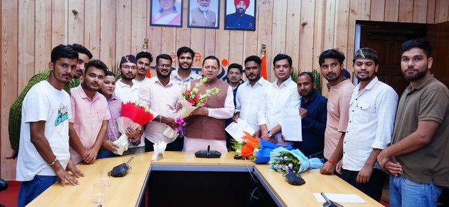 मुख्यमंत्री पुष्कर सिंह धामी से उत्तराखंड बेरोजगार संघ के प्रतिनिधियों ने की भेंट, परीक्षा रद्द होने पर बेरोजगार संघ ने सीएम धामी का जताया आभार