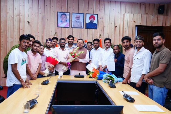 मुख्यमंत्री पुष्कर सिंह धामी से उत्तराखंड बेरोजगार संघ के प्रतिनिधियों ने की भेंट, परीक्षा रद्द होने पर बेरोजगार संघ ने सीएम धामी का जताया आभार