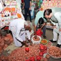 खटीमा में ‘स्वदेशी अपनाओ’ अभियान के तहत पारंपरिक दियों और स्थानीय उत्पादों की खरीदारी कर मुख्यमंत्री धामी ने दिया वोकल फॉर लोकल का संदेश