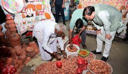 खटीमा में ‘स्वदेशी अपनाओ’ अभियान के तहत पारंपरिक दियों और स्थानीय उत्पादों की खरीदारी कर मुख्यमंत्री धामी ने दिया वोकल फॉर लोकल का संदेश खटीमा में ‘स्वदेशी अपनाओ’ अभियान के तहत पारंपरिक दियों और स्थानीय उत्पादों की खरीदारी कर मुख्यमंत्री धामी ने दिया वोकल फॉर लोकल का संदेश
