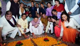 मुख्यमंत्री पुष्कर सिंह धामी भाजपा प्रदेश कार्यालय देहरादून में आयोजित दीपावली मिलन समारोह में हुए शामिल मुख्यमंत्री पुष्कर सिंह धामी भाजपा प्रदेश कार्यालय देहरादून में आयोजित दीपावली मिलन समारोह में हुए शामिल