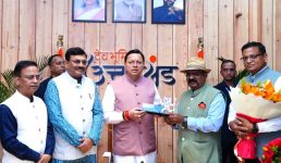 मुख्यमंत्री धामी से मंत्रीगण, विधायकगण, भारतीय प्रशासनिक सेवा, पुलिस तथा वानिकी सेवाओं के अधिकारीगणों और प्रदेशभर से आए लोगों ने भेंट कर दीपावली पर्व की हार्दिक शुभकामनाएं दीं मुख्यमंत्री धामी से मंत्रीगण, विधायकगण, भारतीय प्रशासनिक सेवा, पुलिस तथा वानिकी सेवाओं के अधिकारीगणों और प्रदेशभर से आए लोगों ने भेंट कर दीपावली पर्व की हार्दिक शुभकामनाएं दीं