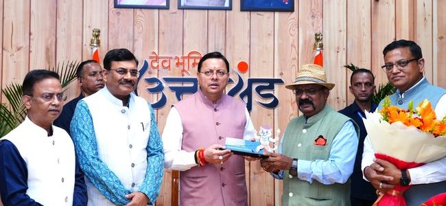 मुख्यमंत्री धामी से मंत्रीगण, विधायकगण, भारतीय प्रशासनिक सेवा, पुलिस तथा वानिकी सेवाओं के अधिकारीगणों और प्रदेशभर से आए लोगों ने भेंट कर दीपावली पर्व की हार्दिक शुभकामनाएं दीं मुख्यमंत्री धामी से मंत्रीगण, विधायकगण, भारतीय प्रशासनिक सेवा, पुलिस तथा वानिकी सेवाओं के अधिकारीगणों और प्रदेशभर से आए लोगों ने भेंट कर दीपावली पर्व की हार्दिक शुभकामनाएं दीं