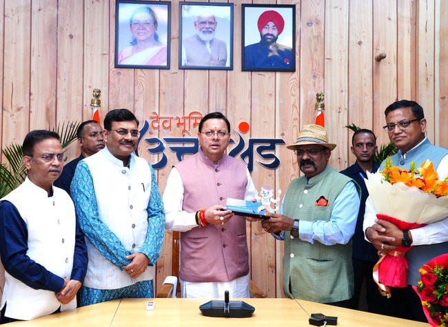 मुख्यमंत्री धामी से मंत्रीगण, विधायकगण, भारतीय प्रशासनिक सेवा, पुलिस तथा वानिकी सेवाओं के अधिकारीगणों और प्रदेशभर से आए लोगों ने भेंट कर दीपावली पर्व की हार्दिक शुभकामनाएं दीं