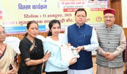 मुख्यमंत्री पुष्कर सिंह धामी ने 326 मेधावी बालिकाओं को स्मार्टफोन प्रदान किये, अंतरराष्ट्रीय बालिका दिवस के अवसर पर आयोजित बालिका शिक्षा प्रोत्साहन कार्यक्रम में प्रतिभाग किया मुख्यमंत्री पुष्कर सिंह धामी ने 326 मेधावी बालिकाओं को स्मार्टफोन प्रदान किये, अंतरराष्ट्रीय बालिका दिवस के अवसर पर आयोजित बालिका शिक्षा प्रोत्साहन कार्यक्रम में प्रतिभाग किया