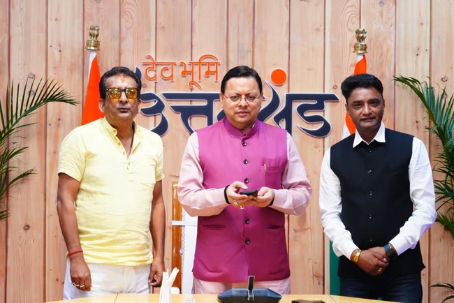 लोकगायक फौजी ललित मोहन जोशी के गीतों की एल्बम ‘मानसखंड’ का विमोचन सीएम धामी ने किया