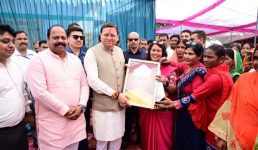 मुख्यमंत्री ने किया 20.89 करोड़ रुपये की लागत से खटीमा-मेलाघाट सड़क पुनर्निर्माण कार्यों का शिलान्यास, खटीमा में किया 215 फ़ीट ऊँचे तिरंगे का लोकार्पण, ‘सशक्त बहना उत्सव’ में महिलाओं को किया प्रोत्साहित मुख्यमंत्री ने किया 20.89 करोड़ रुपये की लागत से खटीमा-मेलाघाट सड़क पुनर्निर्माण कार्यों का शिलान्यास, खटीमा में किया 215 फ़ीट ऊँचे तिरंगे का लोकार्पण, ‘सशक्त बहना उत्सव’ में महिलाओं को किया प्रोत्साहित