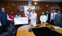 Uttarakhand: तीन उपनल कार्मिकों की दुर्घटना में मुत्यु होने के उपरान्त उनके आश्रितों को मुख्यमंत्री धामी ने 50-50 लाख की सहायता राशि के चेक प्रदान किये Uttarakhand: तीन उपनल कार्मिकों की दुर्घटना में मुत्यु होने के उपरान्त उनके आश्रितों को मुख्यमंत्री धामी ने 50-50 लाख की सहायता राशि के चेक प्रदान किये