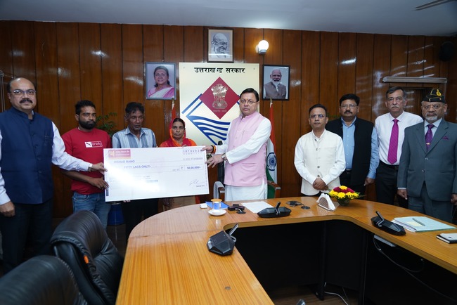 Uttarakhand: तीन उपनल कार्मिकों की दुर्घटना में मुत्यु होने के उपरान्त उनके आश्रितों को मुख्यमंत्री धामी ने 50-50 लाख की सहायता राशि के चेक प्रदान किये